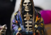 墨西哥民间圣徒邪教“La Santa Muerte”的一位领袖在圣坛上被杀害