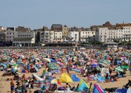 英国人警告称，随着气温达到32摄氏度，英国热浪可能引发“致命”疾病