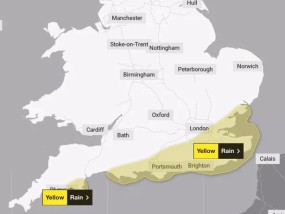 英国气象局发布了新的14小时天气预警，英国人被告知要做好大雨的准备